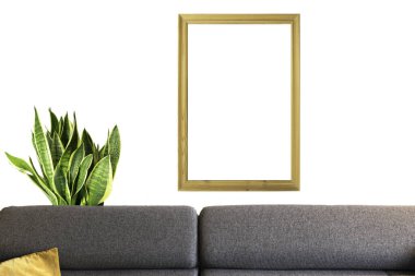 Oturma odasındaki kanepenin bir kopyası. Arka planda dikey ahşap çerçeveli bir bitki var.