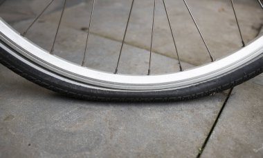 Lastik patlamış, bisiklet tekerleği parçaları servisi. Lastik düz, bisiklet tekerleği parçaları servisini kapat