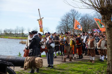 Brielle, Hollanda, 1-04-2024: Coppelstock ve Paddeltje 1572 'de Den Briel' de İspanyollardan kurtulan ilk kasaba olan Den Briel 'in özgürleşmesinin en önemli anı olan geçide hücum etmeye hazır.