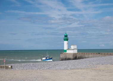 Le Treport deniz feneri Seine Denizcilik, Normandiya, Fransa Sahili önü ve balıkçı teknesi