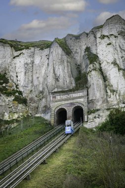Le treport, Fransa, 22-04-2024: Le Treport, Seine-Maritime Normandie, Normandiya, Fransa 'nın Funicular demiryolunun ünlü mavi vagonları% 63' lük bir yükselişe geçiyor.