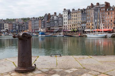 Honfleur, Normandiya, Fransa - 25-04-2024: Restoranın Terasında Oturan İnsanlar. Fransa 'nın kuzeybatısındaki Calvados bölgesinde Honfleur Limanı.