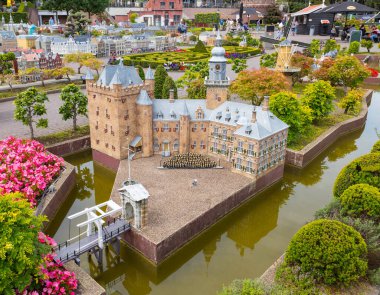 den haque, holland, 9-07-2024:, Hollanda 'nın her yerinden gelen Madurodam park binalarının turistik bir eğlencesi olarak ünlü Hollandalı binaların kopyalarının tadını çıkaran ziyaretçiler.