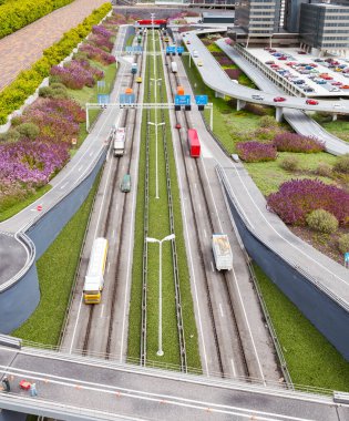 den haque, holland, 9-07-2024:, Hollanda 'nın her yerinden gelen Madurodam park binalarının turistik bir eğlencesi olarak otoyol ve kamyonların kopyalarının keyfini çıkaran ziyaretçiler.
