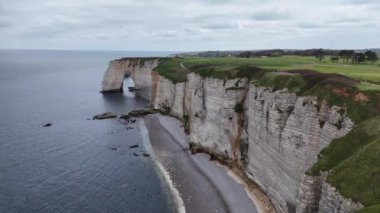 Okyanus kenarındaki dik, dik kireçtaşı uçurumların peyzaj robotu videosu.