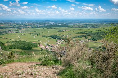 Üzüm bağları olan Roche de Solutre tepesinden manzara ve arka planda tırmanmak için dev kaya, Burgundy, Fransa