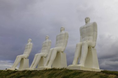 Beyaz adam heykelleri, Esbjerg, Danimarka. Danimarka, Esbjerg yakınlarında denize bakan dört beyaz adam. Her biri 9 metre uzunluğunda ve beyaz betondan yapılmış..