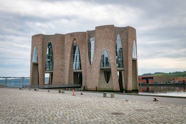 Danimarka 'nın Vejle limanındaki iki ev arasındaki ikonik Fjordenhus.,