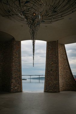 Danimarka 'nın Vejle limanındaki iki ev arasındaki ikonik Fjordenhus manzarası.,