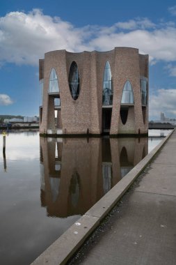 Danimarka 'nın Vejle limanındaki iki ev arasındaki ikonik Fjordenhus.,