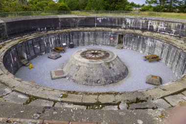 Hansholm Bunker Müzesi 'ndeki Alman süper topları için eski bir top temeli. Danimarka.