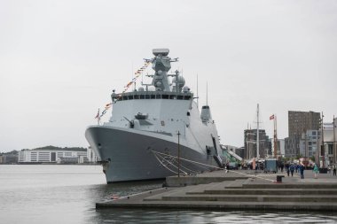 Aalborg, Danimarka, 22-08-2024: F341 savaş gemisi Danimarka Aalborg 'da, deniz savaş gemisi şehir limanına yanaştı, denizcilik teknolojisi sergileniyor. Liman sahnesi sahilin özünü yakalıyor.