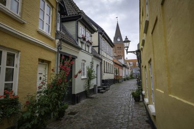 Danimarka 'da tipik bir cadde. Sarı, mavi evleri ve kilisesi var.