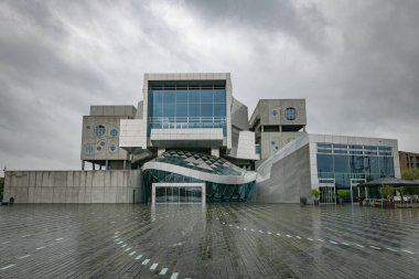 Aalborg Danimarka 'daki Musikkens Müzik Evi' nin görüntüsü Limfjorden 'a bakan ana girişi gösteriyor..
