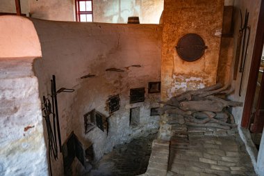 Yünün boyandığı fıçıların yerleştirildiği ahşap ocaklar.