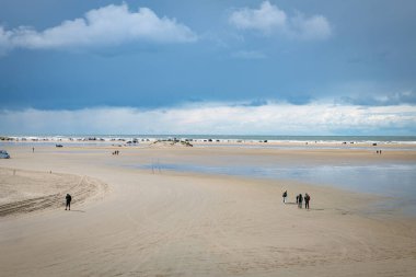 romo, Danimarka, 11-09-2024: Romo, plajda araba kullanabileceğiniz, plajın ve denizin tadını çıkarabileceğiniz boş adalardan biri