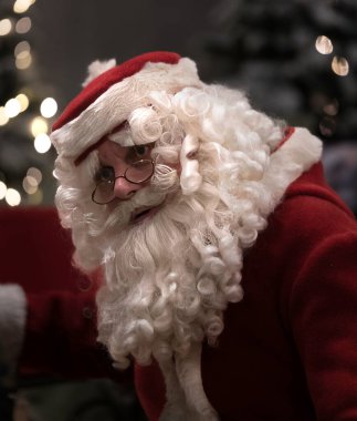 Noel Baba, Noel kutlamasının sıcaklığını ve neşesini iletiyor. Geleneksel bayram temalarını, bağışta bulunma ve aile toplantılarını sergilemek için mükemmel..