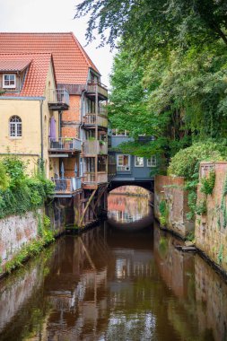 Ribe, Danimarka, 13-09-2024::: Mimari ve sükuneti temsil eden yemyeşil bir kanalın yanındaki tarihi binalar