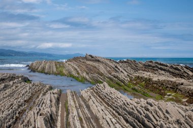 Güzel itzurun plajı ya da bahardaki Zumaia plajı