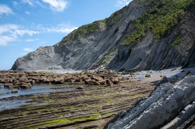 Güzel itzurun plajı ya da baharda İspanya 'da dev kaya ve taşlarla dolu zumaia plajı