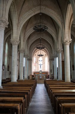 Zarif tavan, ahşap banklar ve Fransa 'da durtal' da mimari güzellik ve dinsel ambiyansın sergilendiği merkezi bir sunak içeren tarihi Gotik tarzı bir kilisenin iç manzarası.