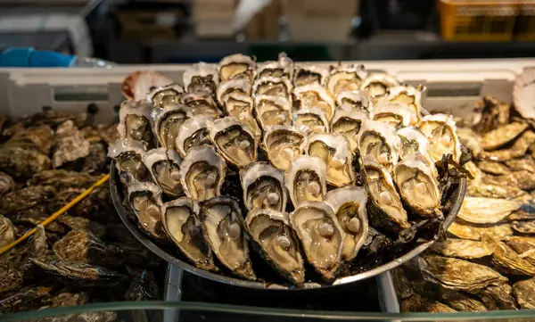 İstiridye yetiştiriciliğiyle bilinen eklembacaklının yanındaki markette bir tepsi istiridye.