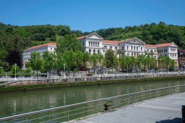 Bilbao Biscay İspanya. Nervion Nehri kıyısındaki tarihi üniversite binası