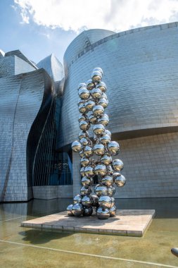Bilbao, İspanya, 18-05-025: Guggenheim Museum Bilbao, Kanadalı-Amerikalı mimar Frank Gehry tarafından 1997 yılında tasarlanan modern ve çağdaş sanat müzesidir.
