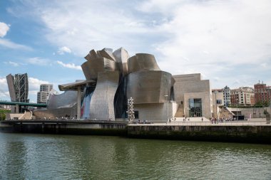 Bilbao, İspanya, 18-05-025: Guggenheim Museum Bilbao, Kanadalı-Amerikalı mimar Frank Gehry tarafından 1997 yılında tasarlanan modern ve çağdaş sanat müzesidir.