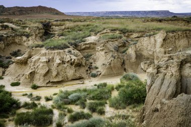 İspanya 'daki Bardenas Reales' teki erozyondan oluşan devasa vadiler ve kayalar.