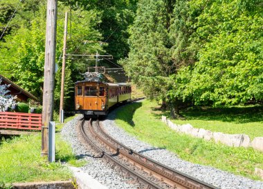 Bir ahşap tren, İndirimden İspanya 'daki Picos de europa' ya giden Rhune treni, Saint Jean de Luz 'a yakın.