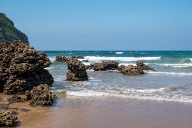 İspanya 'nın Atlantik kıyısındaki Playa de Sonabia' nın arka planında güzel kaya oluşumları ve deniz.