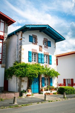 İspanyol Bask ülkesindeki Ainhoa kasabasında her yerde tipik Bask harfleri olan mavi panjurlu tipik bir Bask evi.