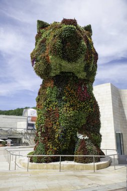 Bilbao, İspanya, 18-05-2025: Köpek yavrusu, heykel Jeff Koons tarafından tasarlandı, Guggenheim müzesinin önünde