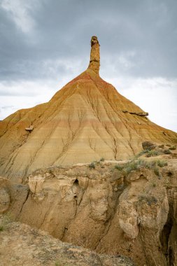 Bardenas Riales doğal parkının Bardenas Blanca bölgesinde Castildeterra kaya oluşumu, Navarre, İspanya