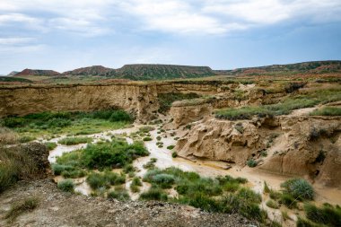 İspanya 'daki Bardenas Reales' teki erozyondan oluşan devasa vadiler ve kayalar.