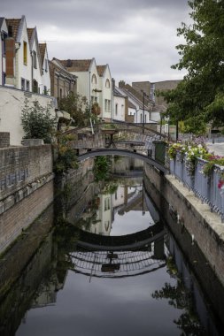 Köprü, köprü, çiçekler ve Saint Lou 'daki sudaki yansıma ile dolup taşar.