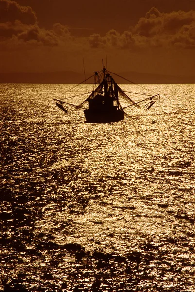 Fischerboot Auf See Silhouette Des Sonnenuntergangs — Stockfoto