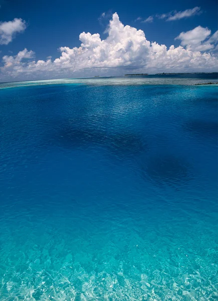 Τροπικό Θαλάσσιο Τοπίο Θάλασσα Και Μπλε Ουρανός — Φωτογραφία Αρχείου