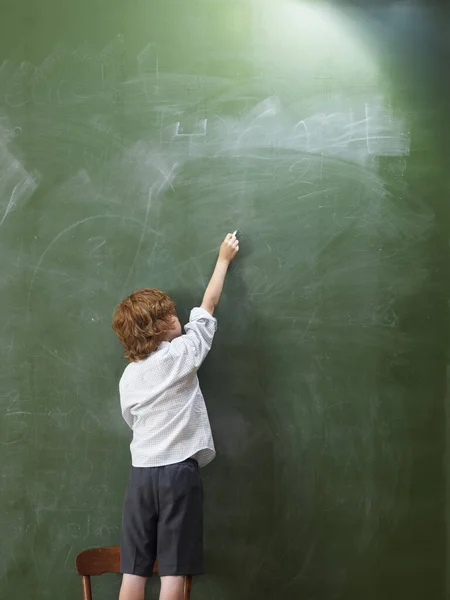 黒板に書く少年 — ストック写真