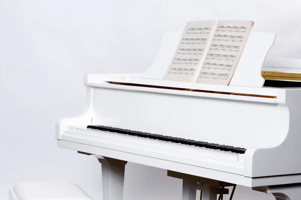Studio Záběr Krásné Bílé Piano Poznámkami — Stock fotografie