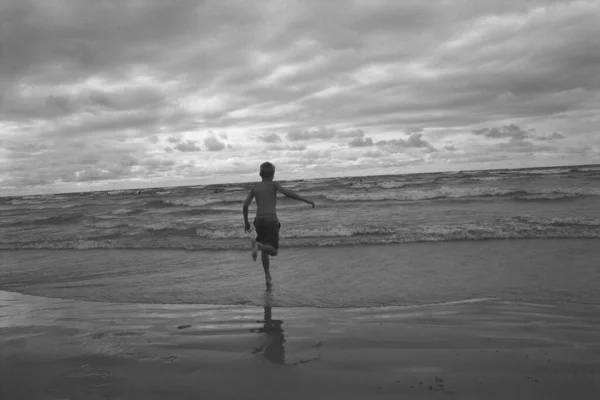 Baksidan Boy Running Surf Beach — Stockfoto