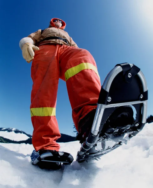 Man Dragen Sneeuwschoenen Lage Hoek Uitzicht — Stockfoto