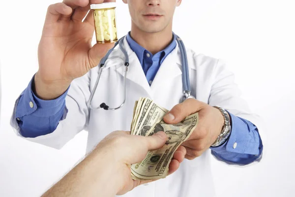 Doktor Beyaz Arka Plandaki Haplar Için Para Kabul Ediyor — Stok fotoğraf