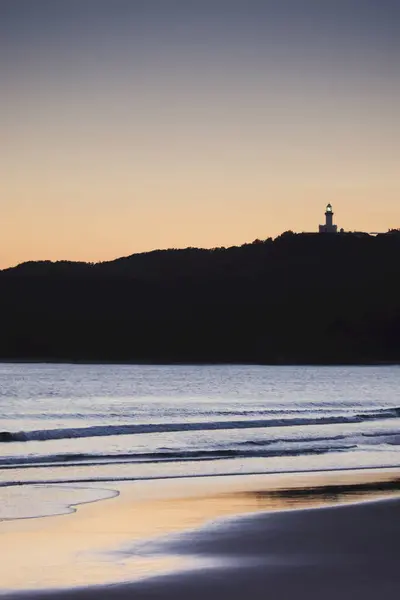 Silhouet Van Cape Byron Lighthouse Heuveltop Strand Bij Zonsondergang Byron — Stockfoto
