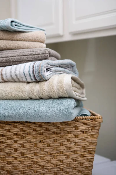 Basket Folded Towels — Stock Photo, Image
