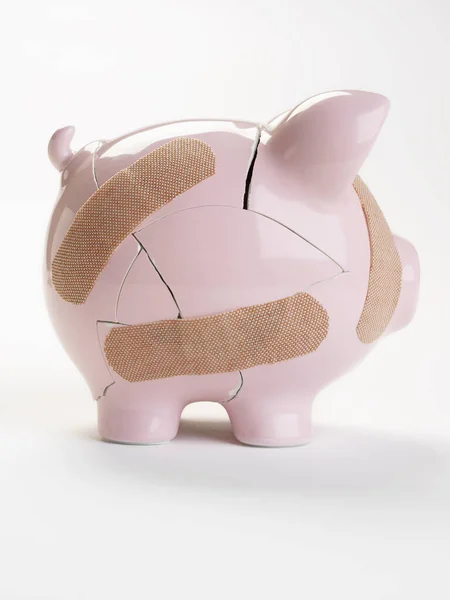 Broken Piggy Bank Fundo Branco — Fotografia de Stock