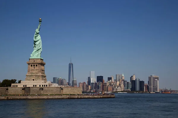 自由女神像与纽约市天际线 美国纽约 — 图库照片