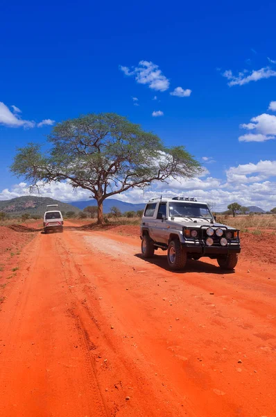 Safari Vozidla Dirt Road Národní Park Tsavo Keňa — Stock fotografie
