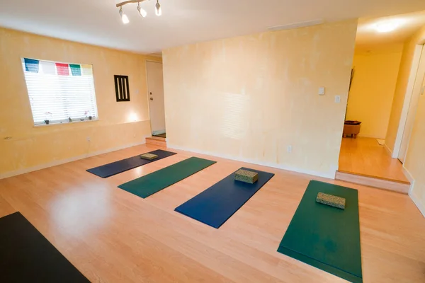 Estúdio Yoga Interior Com Esteiras — Fotografia de Stock